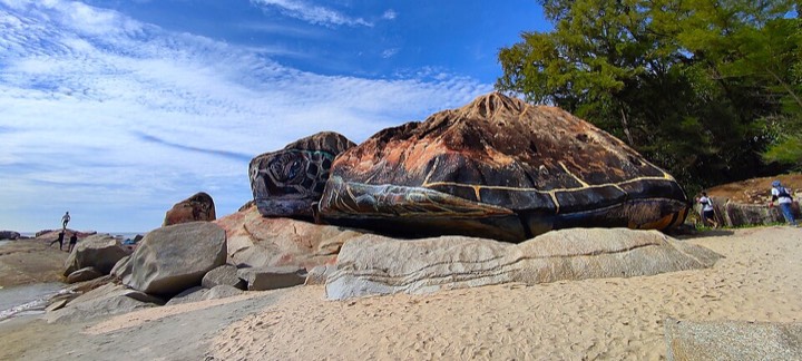 Mural penyu di batu Pantai Pelindung, Kuantan